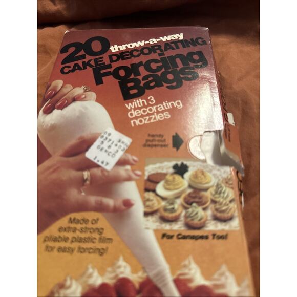 Cake Decorating Bags! 20 Vintage 1986 Forcing Bags with 3 Nozzles! Nice Item! - Picture 2 of 5